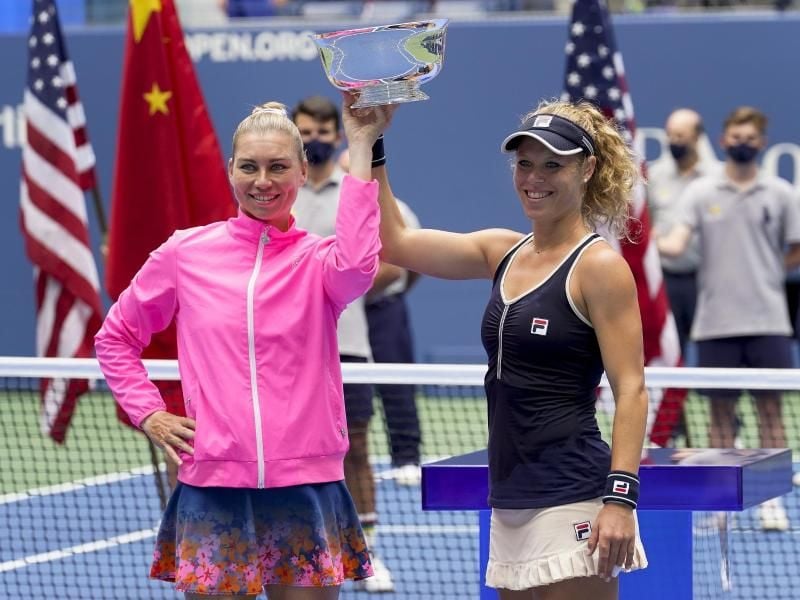 Werden auch bei den French Open im Doppel antreten: Laura Siegemund (r) und Vera Swonarewa feiern den Sieg in New York. Foto: Frank Franklin/AP/dpa