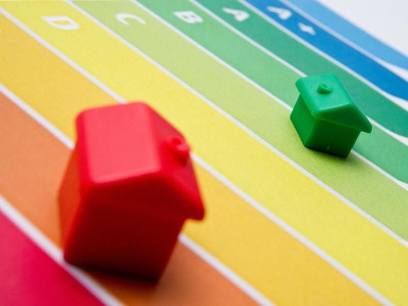 Schon im roten Bereich? Wie effizient ist ein Gebäude und wie kann sich sein energetischer Zustand durch eine Sanierung verändern? All das kann ein Energieberater untersuchen. Bild: Franziska Gabbert/dpa-tmn Foto: Franziska Gabbert