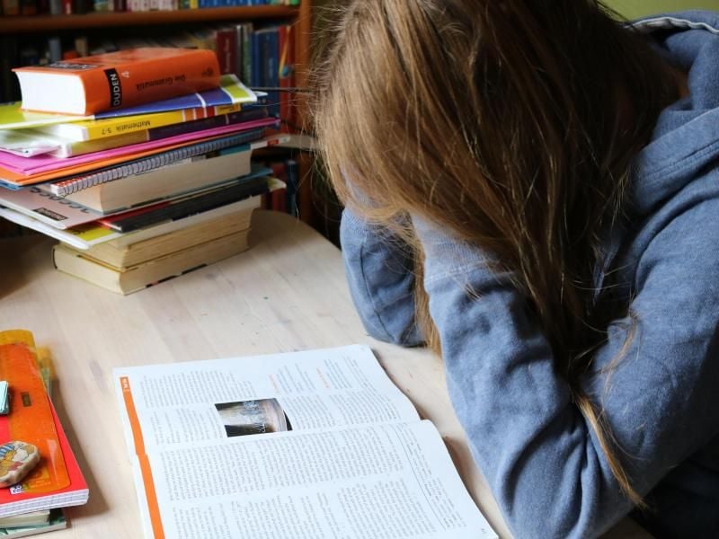 Viele Schüler leiden unter Leistungsüberforderung, Prüfungsangst oder Mobbing. Das kann Folgen für die Gesundheit haben. Foto: Helen Ahmad/dpa