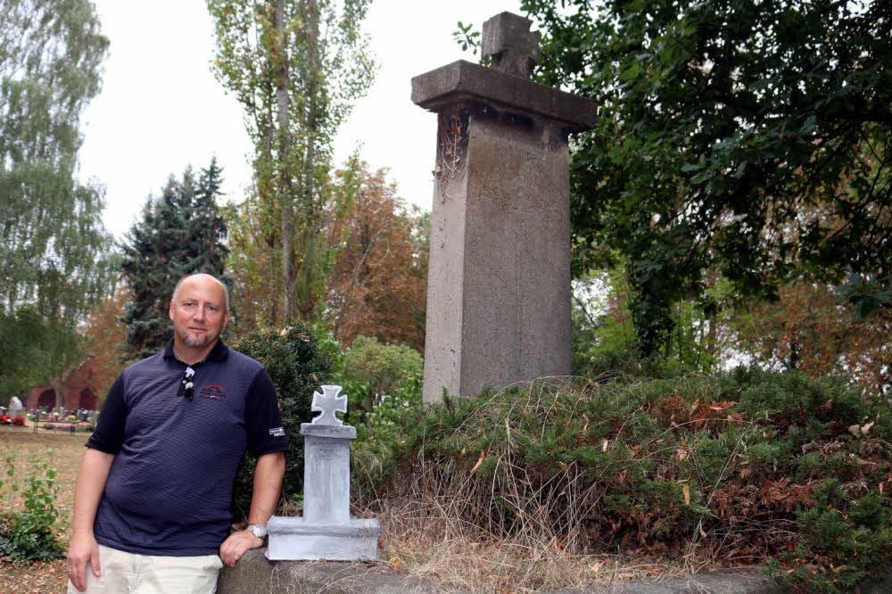 Ulrich Börnicke engagiert sich für die Sanierung des Ehrenmals auf dem Cörmigker Friedhof.