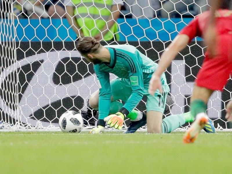 Beim 2:1 für Portugal entgleitet Spaniens Torwart David de Gea der Ball. Foto: Sergei Grits/Ap
