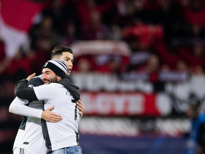 Ein Juve-Fan schaffte es als Flitzer auf's Feld, um Superstar Cristiano Ronaldo zu huldigen. Foto: Rolf Vennenbernd/dpa
