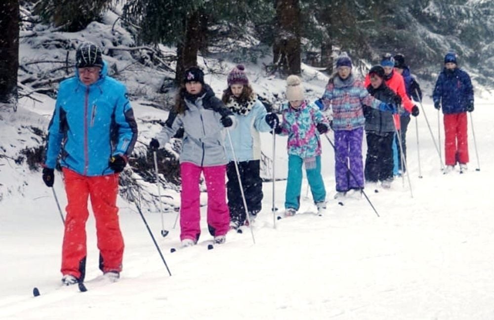 So viel Schnee hat es im Landkreis Wittenberg schon seit Jahren nicht mehr gegeben. Die Kinder aus der Sekundarschule Elster hatten beim 13. Langlauflager in Johanngeorgenstadt immer reichlich davon unter den Skiern. Sportlehrer Olaf Däumichen (links) gab die Richtung vor.