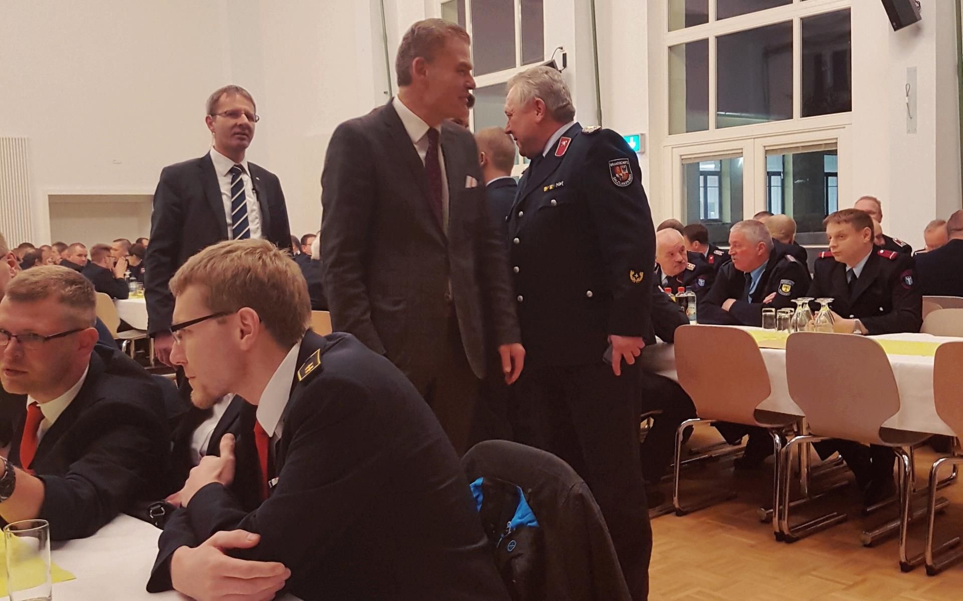 Innenminister Holger Stahlknecht wird von Kreisbrandmeister Hans-Ulrich Robitzsch in der Mensa der Hochschule Anhalt zur Jahresdienstberatung empfangen.