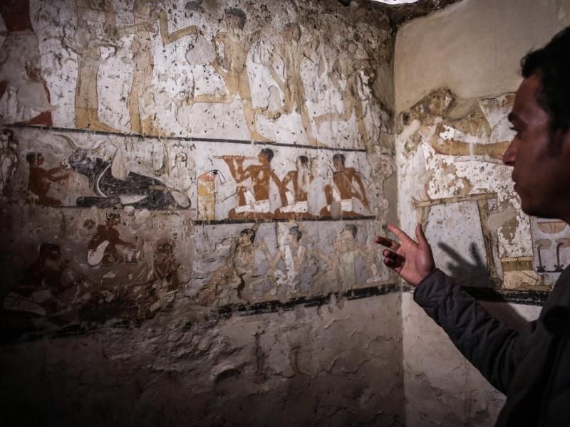 Wandmalereien in einem neu entdeckten Grab in der Nähe der Cheops-Pyramiden in Gizeh: Das 4000 Jahre alte Grab enthält seltene Inschriften und gehört zu einer weiblichen Priesterin aus der fünften Dynastie der Pharaonen. Foto: Fayed El-Geziry