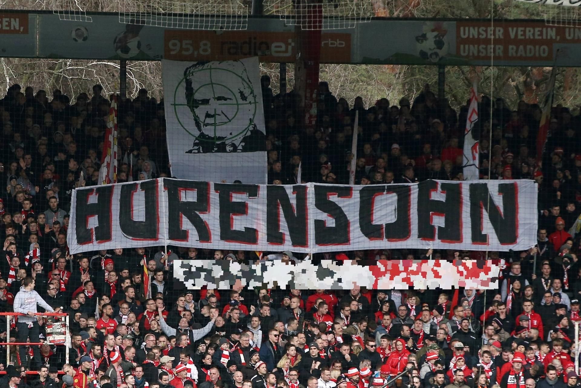 Fans von Union Berlin beleidigen Dietmar Hopp mit einem Banner. Um keine Werbung für die Aktion zu machen, haben wir den zweiten Banner unkenntlich gemacht.
