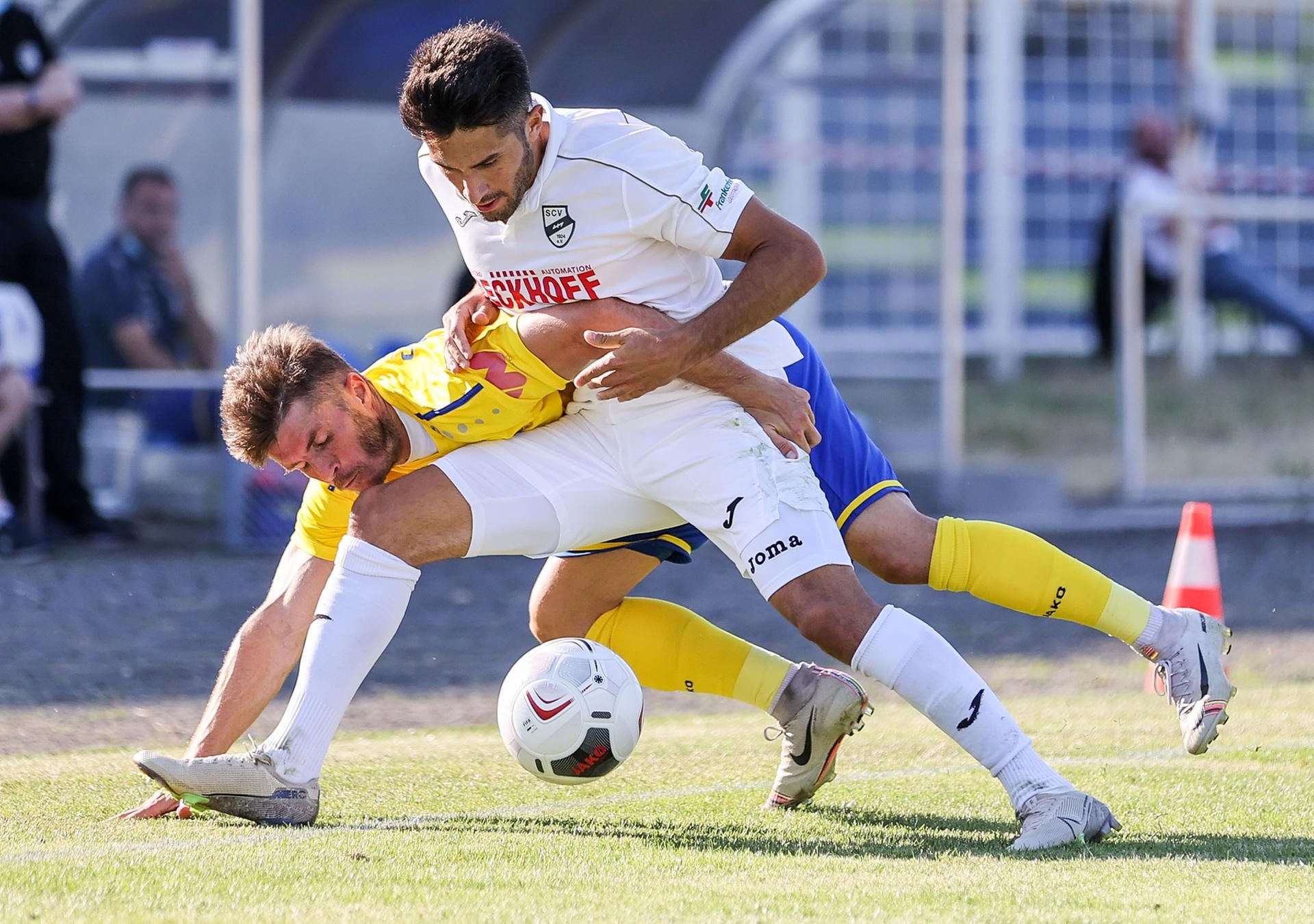 Regionalliga - Aufstiegsrunde zur 3. Liga, Hinspiel, Lok Leipzig - SC Verl im Bruno-Plache-Stadion. Loks Maik Salewski (l.) und Verls Aygün Yildirim im Duell.
