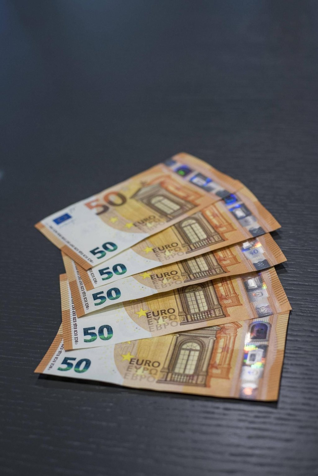 Das Geld liegt auf dem Tisch.