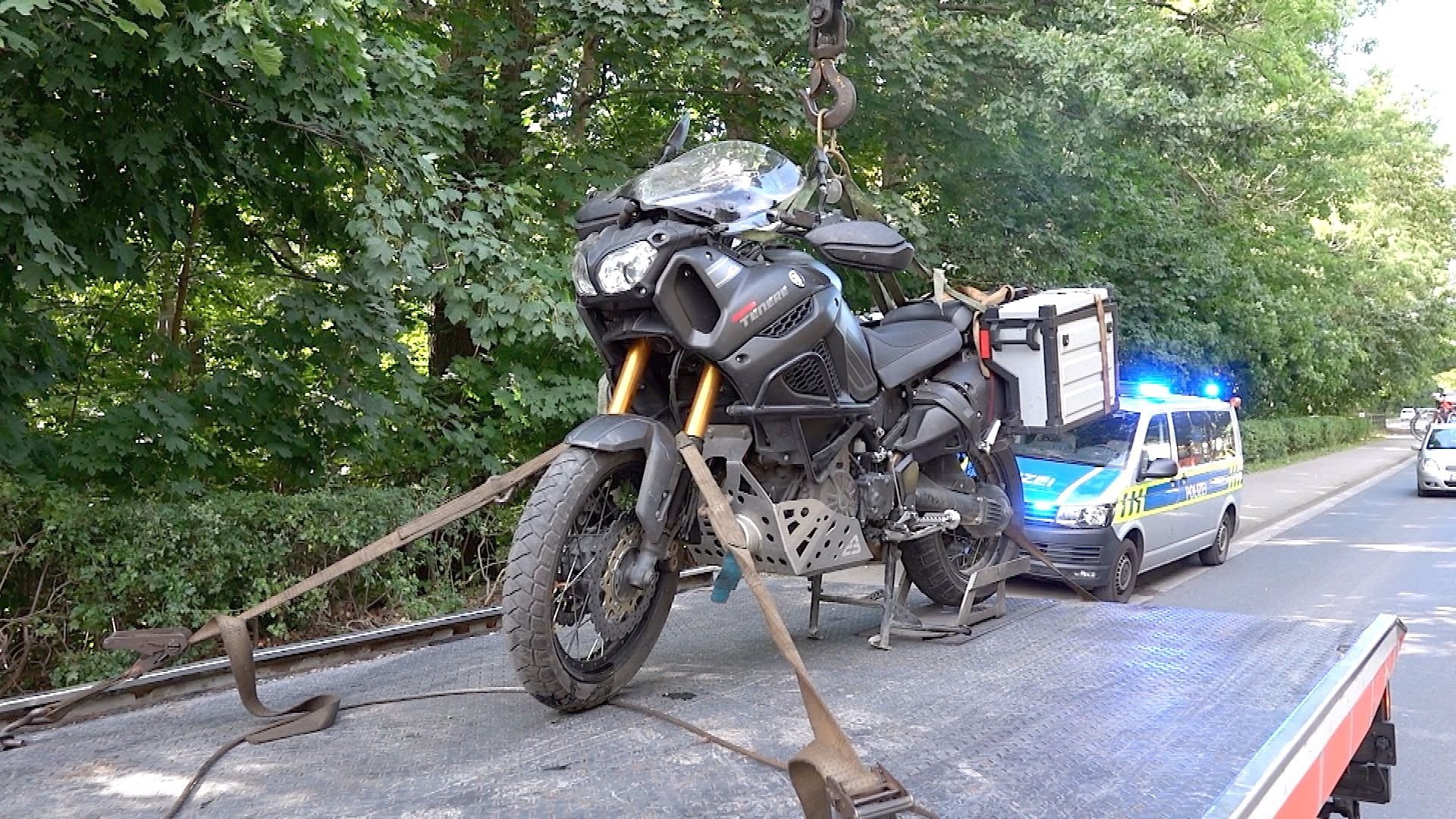 Das Motorrad musste nach dem Unfall in Wernigerode abgeschleppt werden.