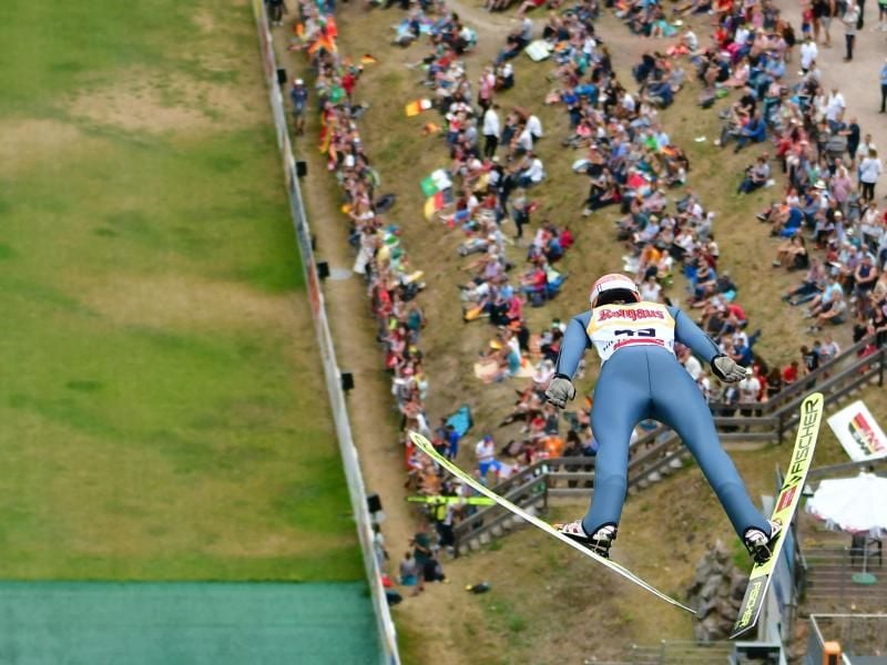 Karl Geiger beim Sprung von der Schanze in Hinterzarten. Foto: -/Foto Huebner