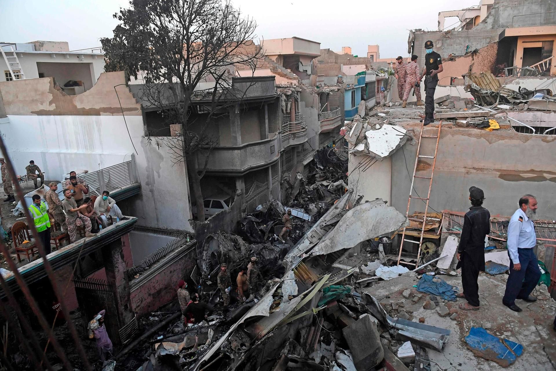 Eine Schneise der Verwüstung nach dem Absturz eines Passagierflugzeugs nahe der pakistanischen Millionenmetropole Karatschi.