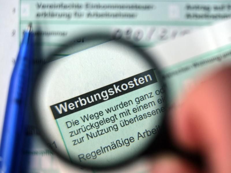 Vermieter können Ausgaben für den Winterdienst als Werbungskosten steuerlich absetzen. Foto: Jens Büttner/dpa-Zentralbild/ZB