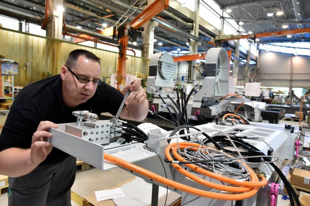 Mitarbeiter Maik Brodowski ist für die Qualitätssicherung zuständig und arbeitet an einer 3-D-Messmaschine.