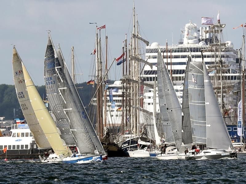 Rennyachten starten auf der Förde zum "Welcome Race" der Kieler Woche 2017. Foto: Ralf August/Archiv