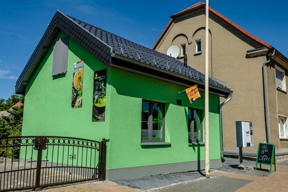 Das Lokal „Zur Löffelei“ sticht durch eine auffällig grüne Farbe heraus.