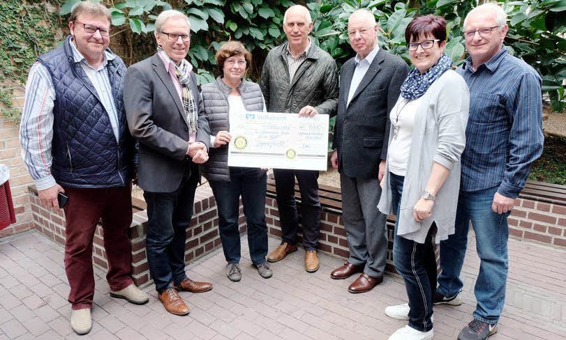 Der Präsident des Wittenberger Rotary Clubs, Bernd Winkler, übergibt der Chefin des Jessener Gymnasiums, Monika Kaufhold, einen Scheck.