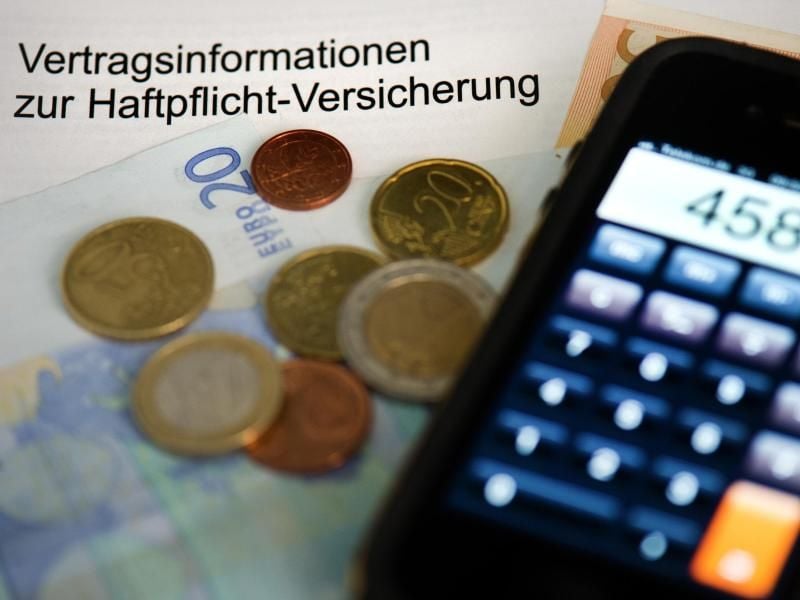 Auszubildende sollten rechtzeitig prüfen, ob sie über ihre Eltern versichert sind. Foto: Arno Burgi/dpa