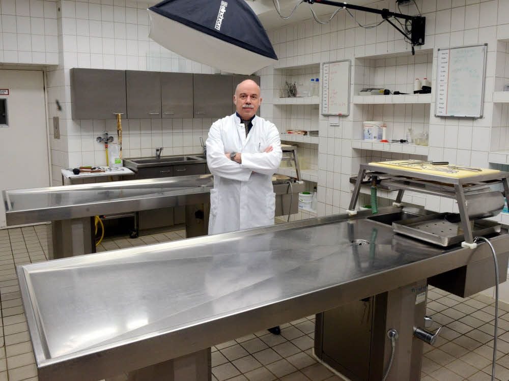 Der Arbeitsplatz von Rüdiger Lessig in der Gerichtsmedizin: Bis zu 750 Obduktionen führt er im Jahr mit seinem Team durch.