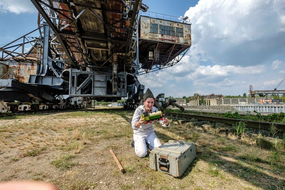 Das Eisenbahntheater „Das letzte Kleinod“ zeigt vom 29. bis zum 31. August in drei Vorführungen in Ferropolis „Komme bald“.