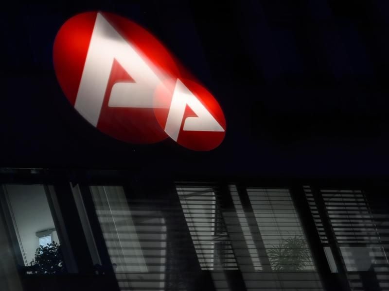 Das Logo der Bundesagentur für Arbeit leuchtet über einem Büro. Foto: Sebastian Gollnow/dpa