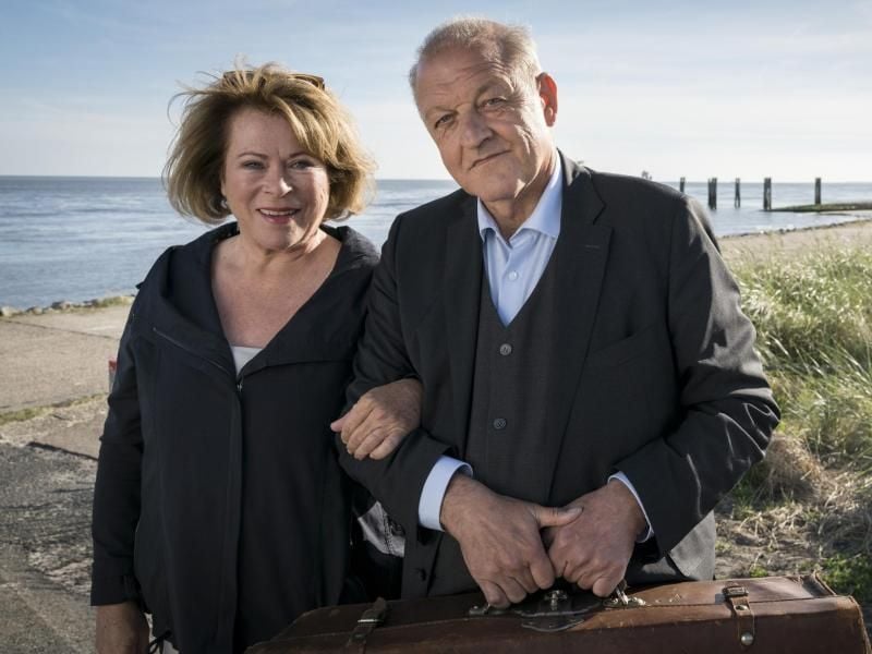 Anna (Rita Russek) und Wilsberg (Leonard Lansink) auf der Insel. Foto: Thomas Kost