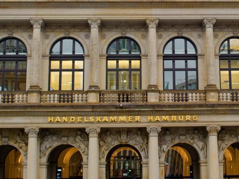 Blick auf die Fassade der Handelskammer Hamburg. Foto: Daniel Bockwoldt/dpa/Archivbild
