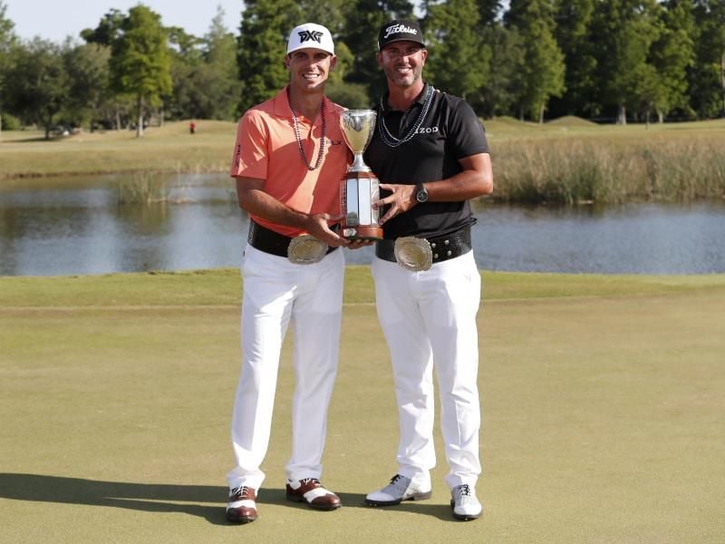 Billy Horschel (l) und Scott Piercy präsentierem ihre Trophäe. Foto: Tyler Kaufman
