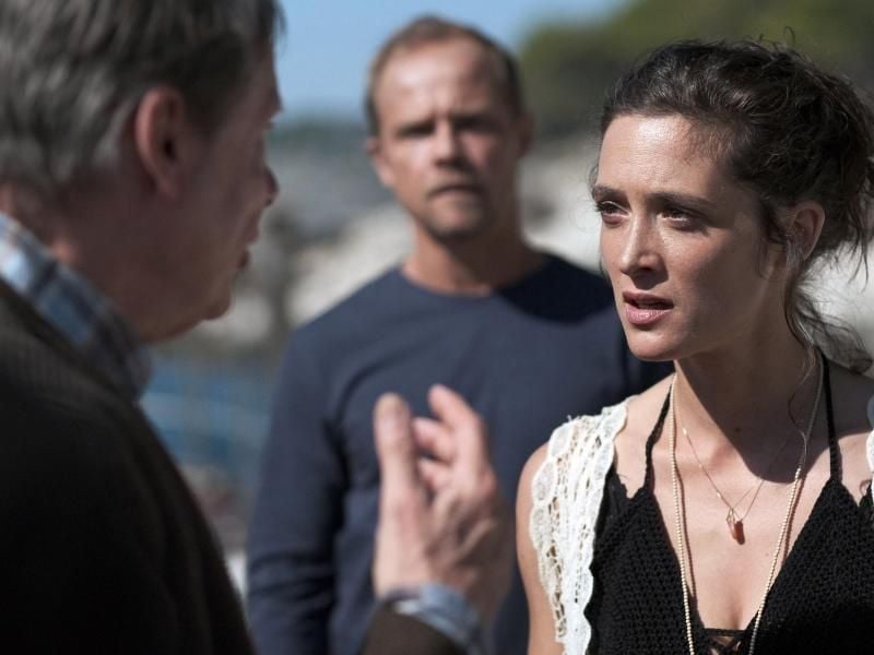 Amanda (Friederike Becht) macht Felix Kepler (Michael Wittenborn, l. schwere Vorwürfe, wärhend Privatdetektiv Hartwig Seeler (Matthias Koeberlin) den Streit beobachtet. Foto: Domagoj Kunic/ARD Degeto