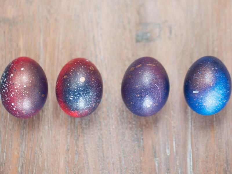 Für den „Galaxy-Look” werden die Eier zunächst möglich dunkel eingefärbt, beispielsweise mit Blaubeersaft. Foto: DaWanda DIY with Love/dpa-tmn