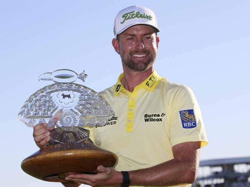 Hat die Phoenix Open gewonnen: Webb Simpson aus den USA posiert mit Trophäe. Foto: Ross D. Franklin/AP/dpa
