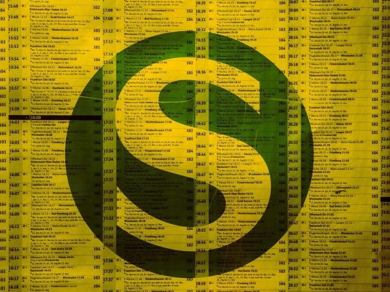 Das S-Bahnsymbol auf einem Fahrplan. Foto: picture alliance / dpa/Symbolbild