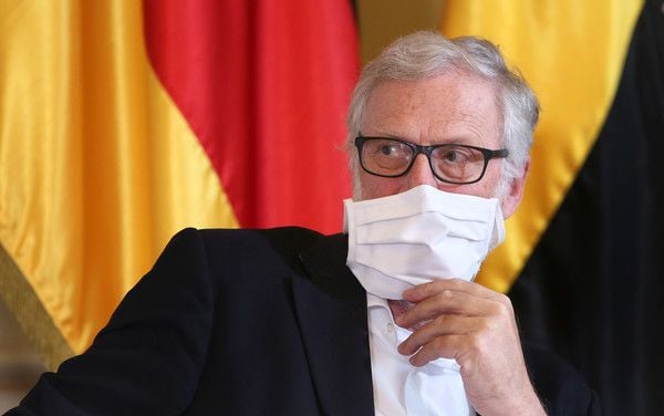 Nachdem der stellvertretende Regierungssprecher Daniel Mouratidis positiv auf das Coronavirus getestet wurde, befindet sich Rainer Robra in Quarantäne.
