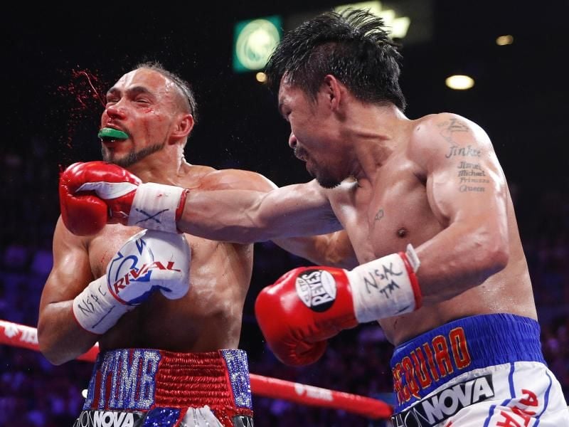 Kampf im Weltergewicht: Keith Thurman (l) wird hart am Kopf von Manny Pacquiao getroffen. Foto: John Locher/AP