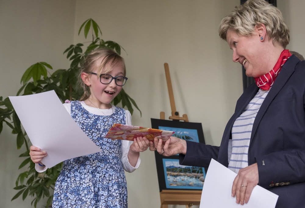 Charlie Ann Schaaf freut sich riesig über den ersten Platz in der Klassenstufe zwei und den Preis, den Kirsten Müller-Amse überreicht.
