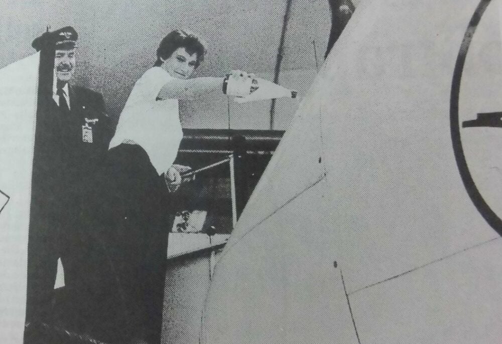 Cornelia Schindler tauft 1993 eine Boeing auf den Namen „Köthen (Anhalt)“. Neben ihr Flugkapitän Knut Mohnhaupt.