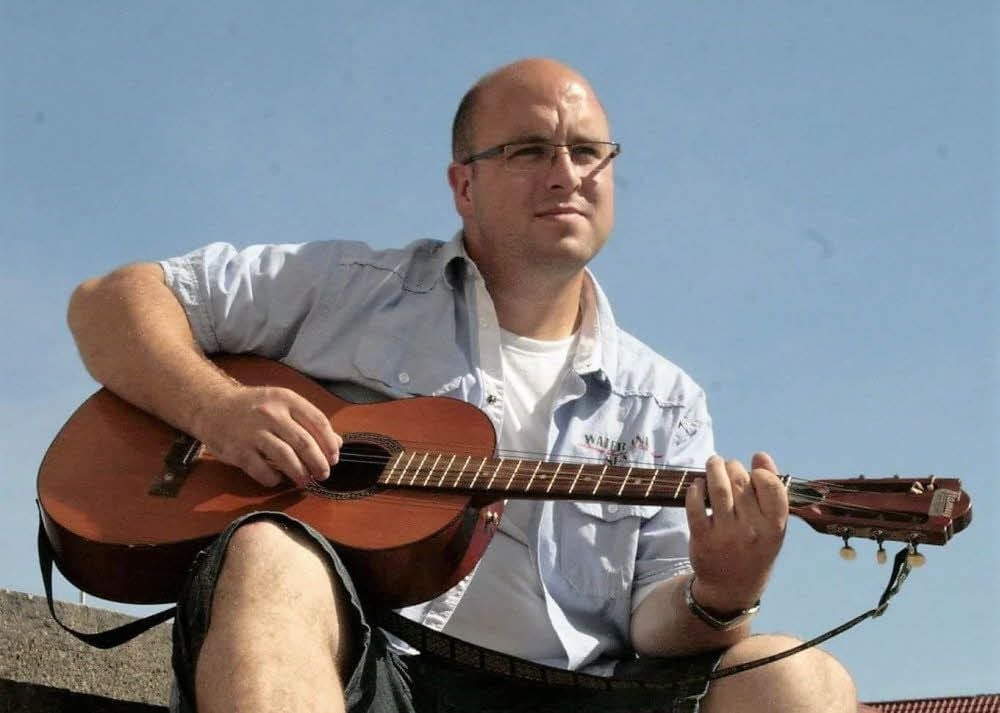 Der Bitterfelder André Peickert singt, textet und komponiert. Im Hauptberuf ist er aber Notfallsanitäter.