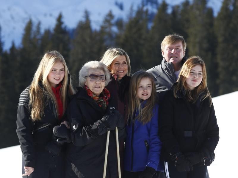 Familienfoto: König Willem-Alexander der Niederlande (2.v.r) mit seiner Familie, Mutter Prinzessin Beatrix (2.v.l), Ehefrau Königin Maxima (M) und den Töchtern Prinzessin Amalia (l), Prinzessin Ariane (3.v.r) und Prinzessin Alexia (r). Foto: Matthias Schrader/AP