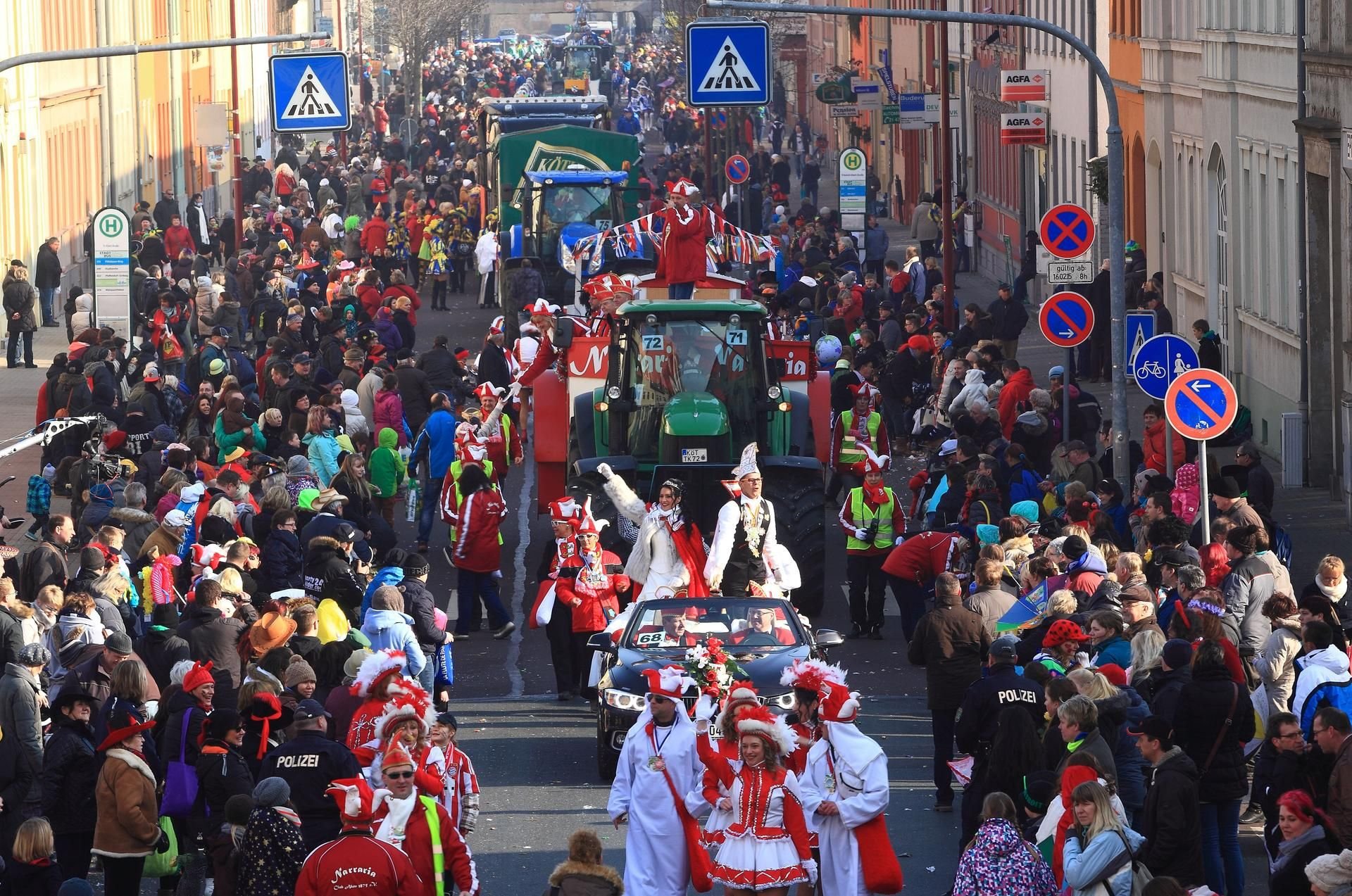 Am Rosenmontag werden wieder ungezählte Köthener und Besucher am Straßenrand den bunten Zug an sich vorbeiziehen lassen.