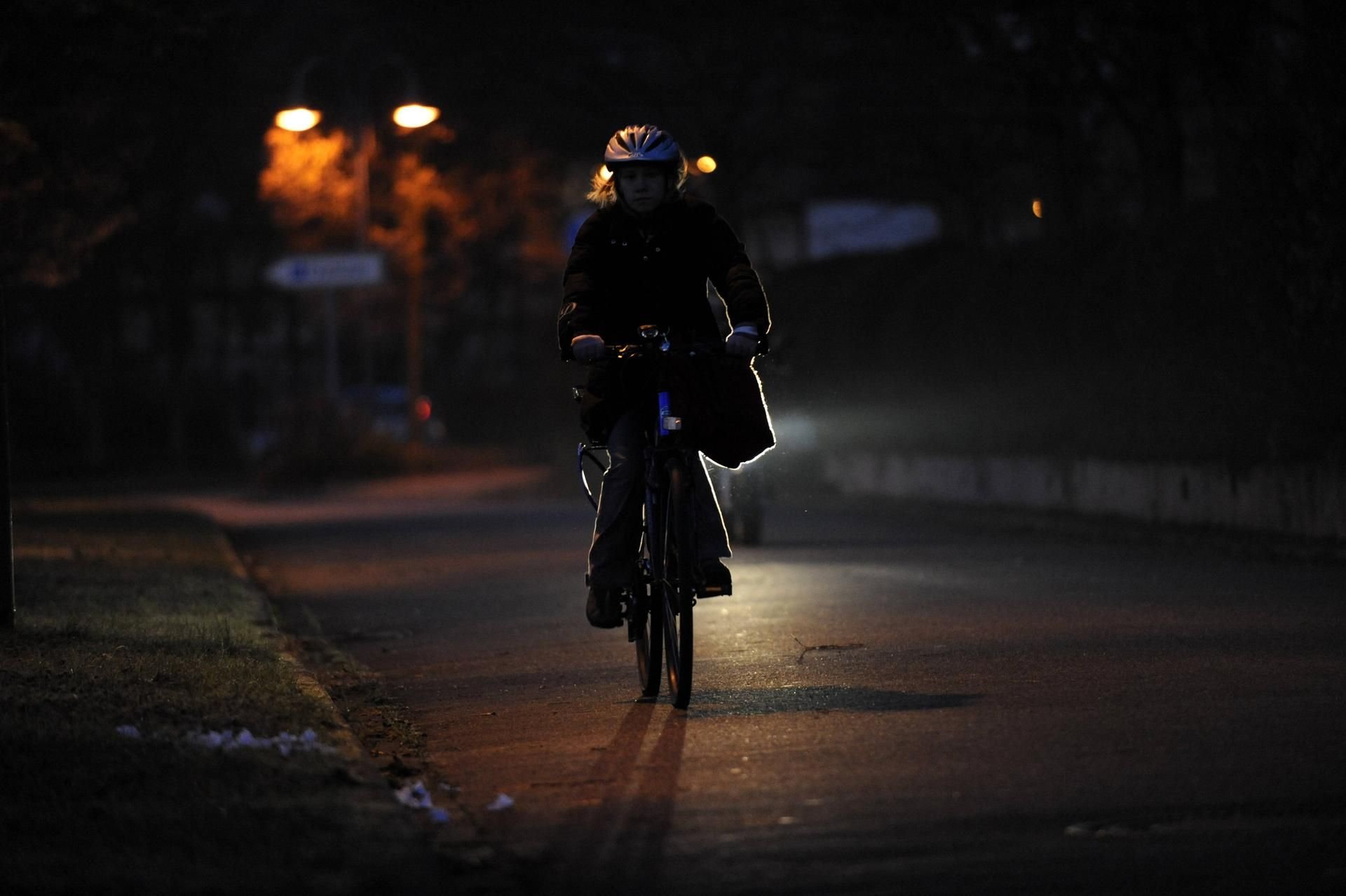 Ein Radfahrer im Dunkeln.