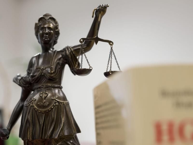 Eine Statue der Justitia hält eine Waage in ihrer Hand. Foto: picture alliance / Peter Steffen/dpa/Symbolbild