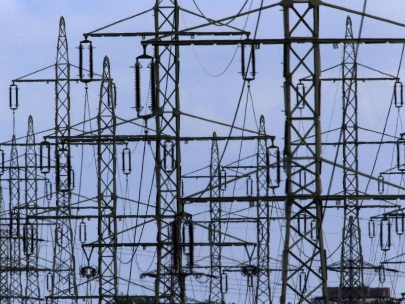 Bau und Betrieb der Netze kosten die Verbraucher nach Branchenschätzungen derzeit pro Jahr etwa 18 Milliarden Euro beim Strom und rund 5,5 Milliarden beim Gas. Foto: Jens Büttner