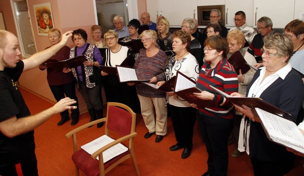 Der Chor der Walzwerker mit Dirigent Sebastian Weidenhagen (l.) beim Weihnachtskonzert im Pflegeheim Humanitas in Hettstedt