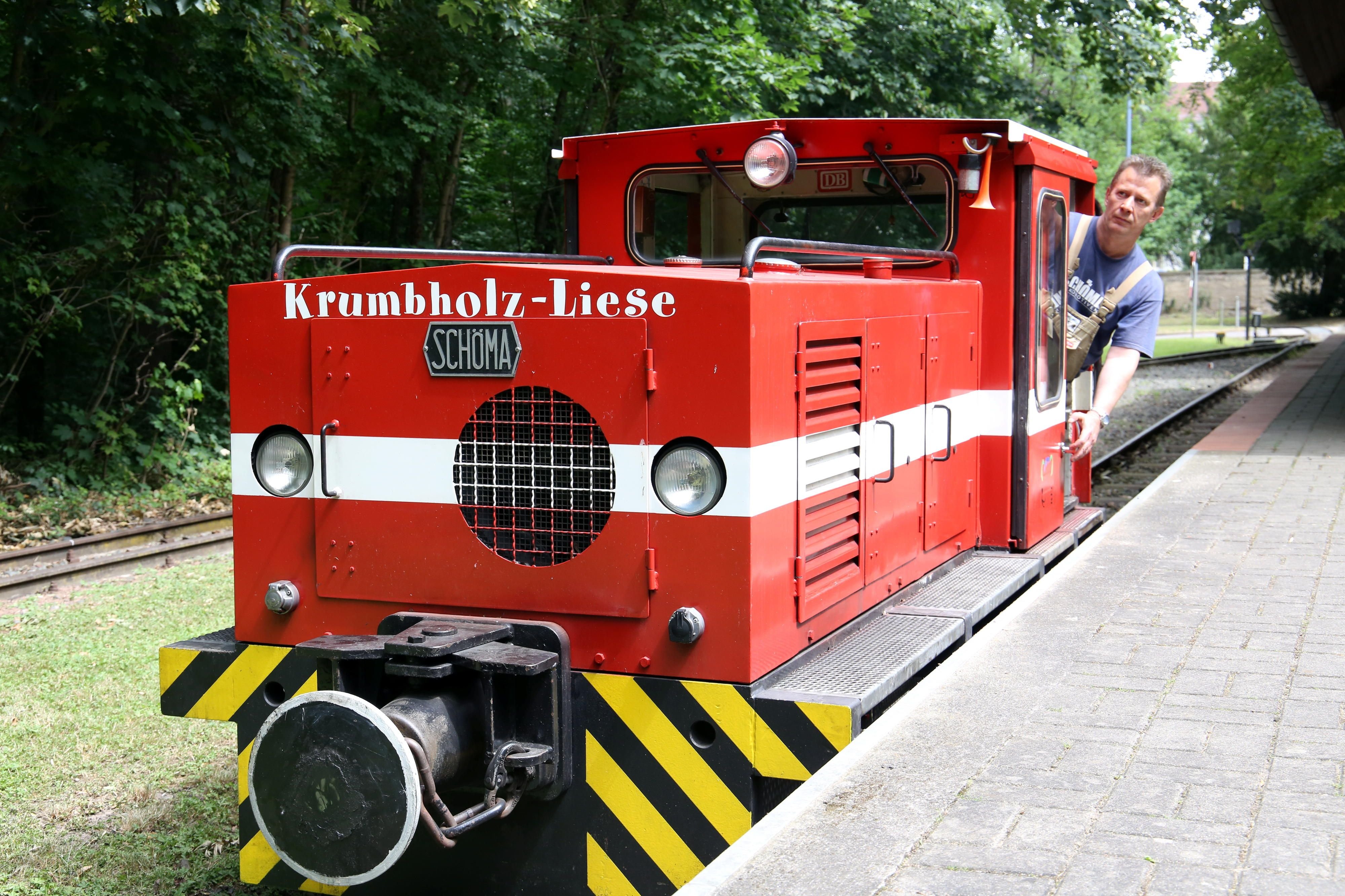 Die „Krumbholz-Liese“ der Bernburger Freizeit GmbH verkehrt zwischen dem Kurhaus und dem Märchengarten „Paradies“ in Bernburg.