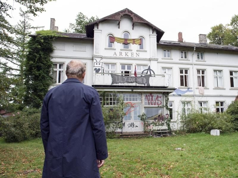 Axel Milberg als Kommissar Borowski vor der Schule "Arken" in einer Szene des Kieler Tatorts. Foto: Sandra Hoever/NDR/ARD/dpa