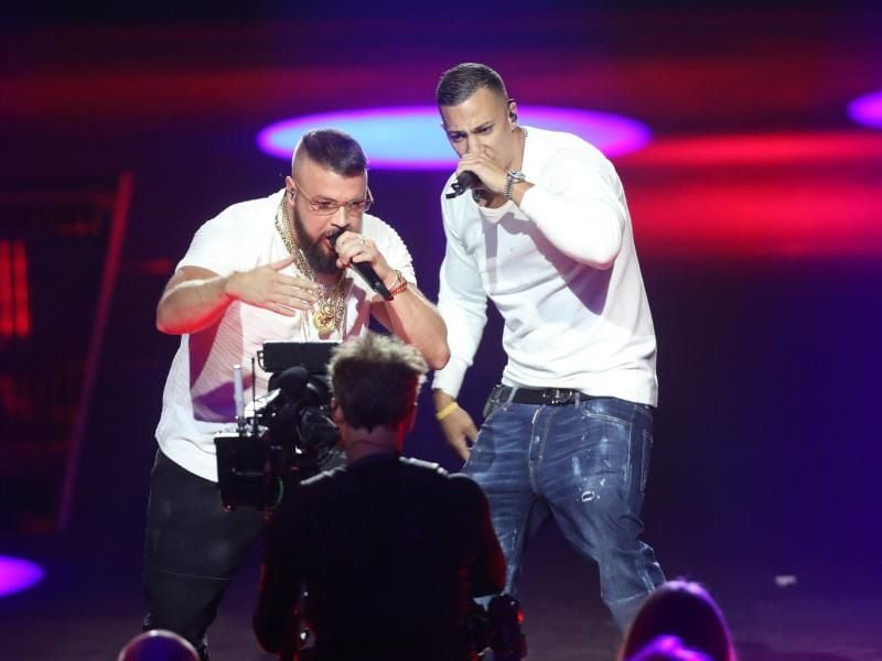 Auftritt von Kollegah (l) und Farid Bang bei der Echo-Verleihung. Foto: Jörg Carstensen