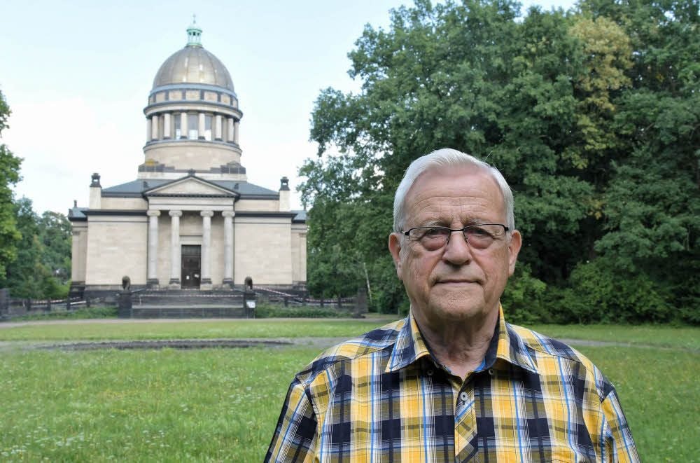 Prof. Peter Koch hilft dem Förderverein Mausoleum.
