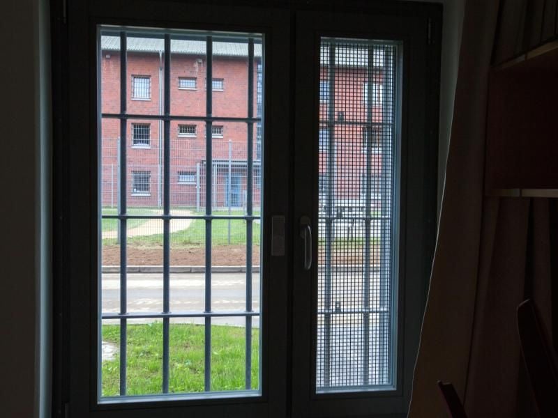 Das vergitterte Fenster einer Einzelhaftzelle ist in einer Justizvollzugsanstalt (JVA) zu sehen. Foto: Jens Büttner/dpa/Archivbild