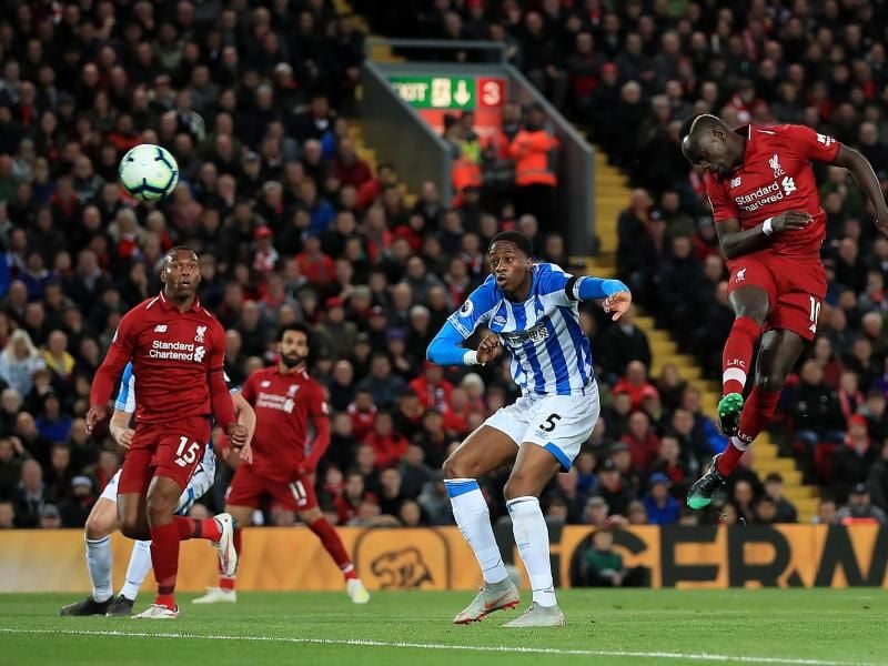 Liverpools Sadio Mane (r) erzielt das Tor zum 2:0 gegen Huddersfield. Foto: Peter Byrne/PA Wire/dpa