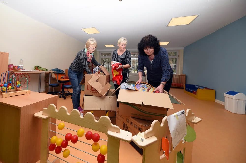 Die Erzieherinnen Karola Malcher, Silke Lehmann und Anja Bihlmeyer (v. li.) räumen die Spielsachen im Krippentrakt ein.