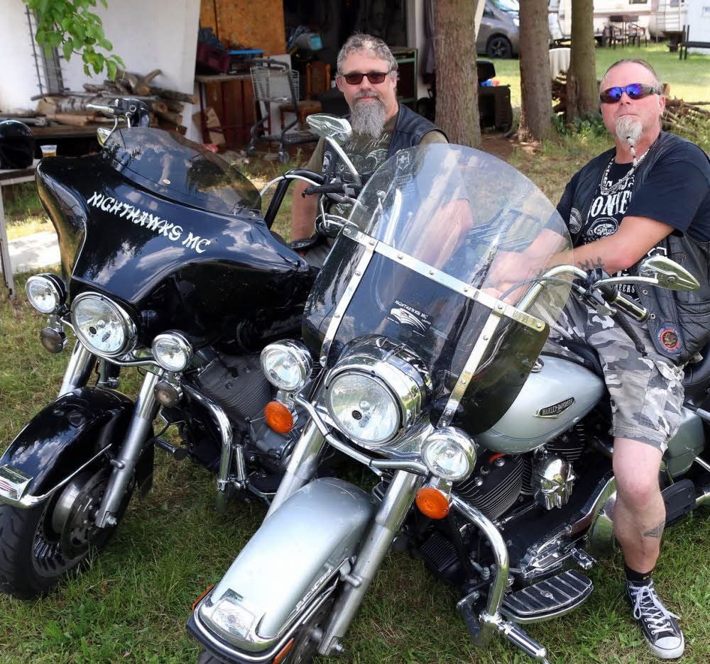 Die Biker Brandu (rechts) und Olli sind aus Laupen in der Schweiz angereist.